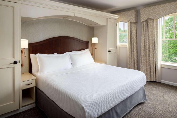 1 King Bed (3 of 10)