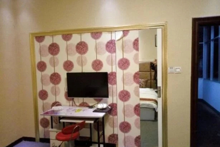 Room 5 of 9