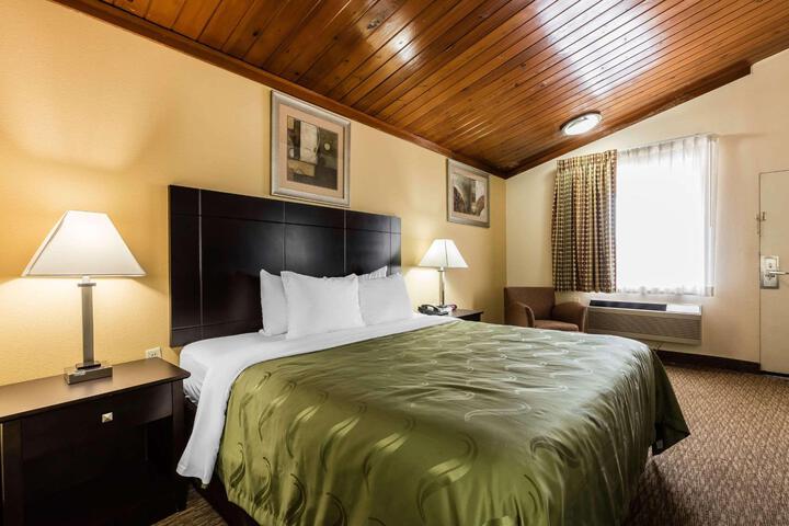 1 King Bed (7 of 13)