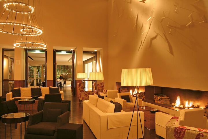Lounge 47 of 53
