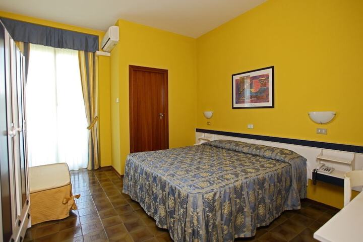 Room 5 of 33