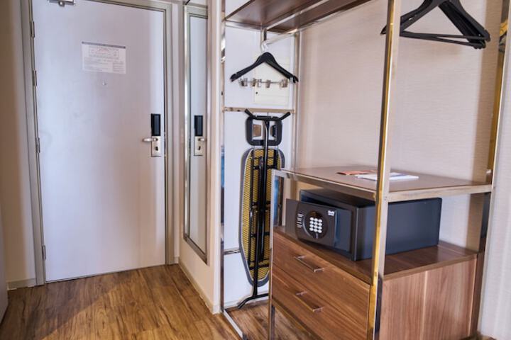 Room 15 of 102