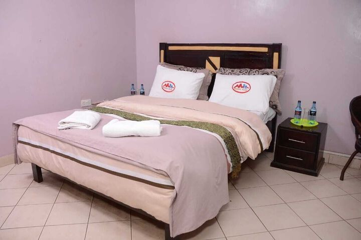 Room 9 of 37