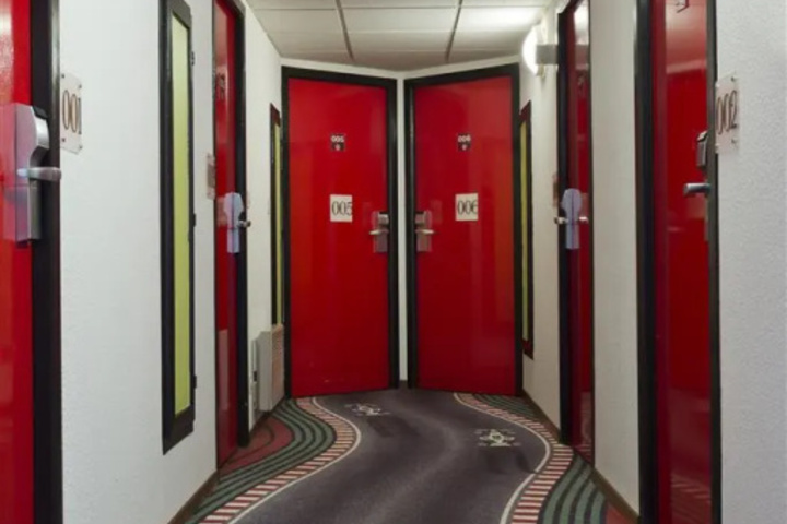 Room 6 of 8
