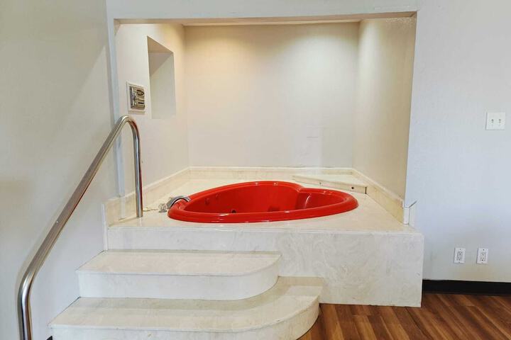 Hot Tub 28 of 38