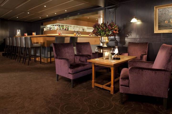 Lounge 49 of 70