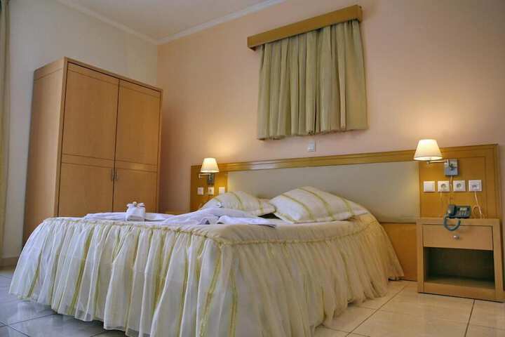 Room 8 of 33