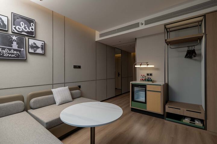 Room 25 of 53
