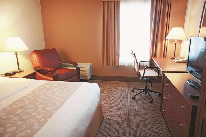 1 Queen Bed (10 of 19)