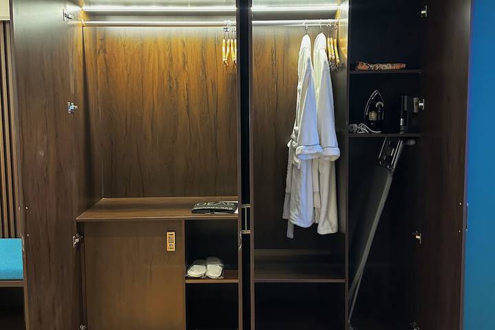 Room 10 of 33