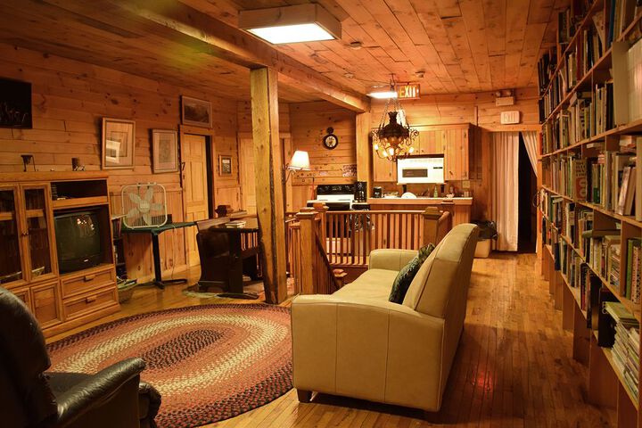 Lounge 94 of 128