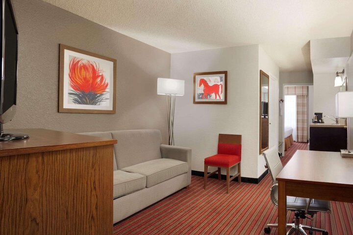 1 King Bed (6 of 8)