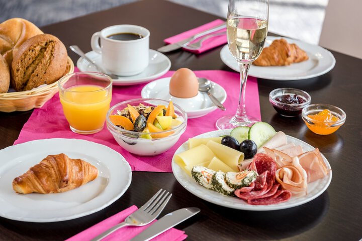 Breakfast/Coffee Service 90 of 124