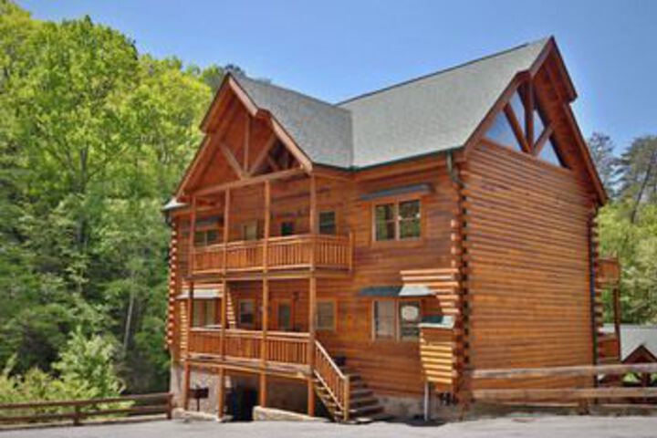Exterior of Smoky Mountain Cinema 6 Br Cabin by RedAwning