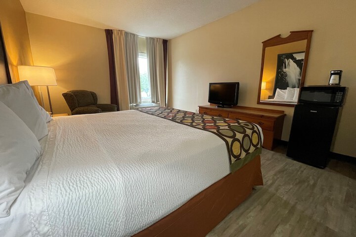 1 King Bed (2 of 10)