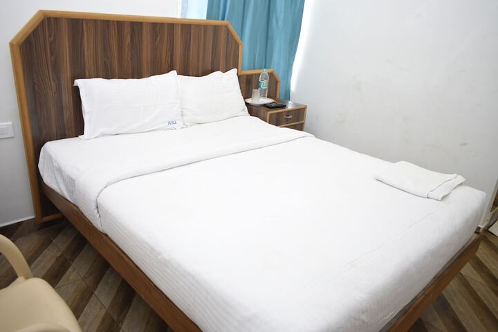 Room 8 of 33