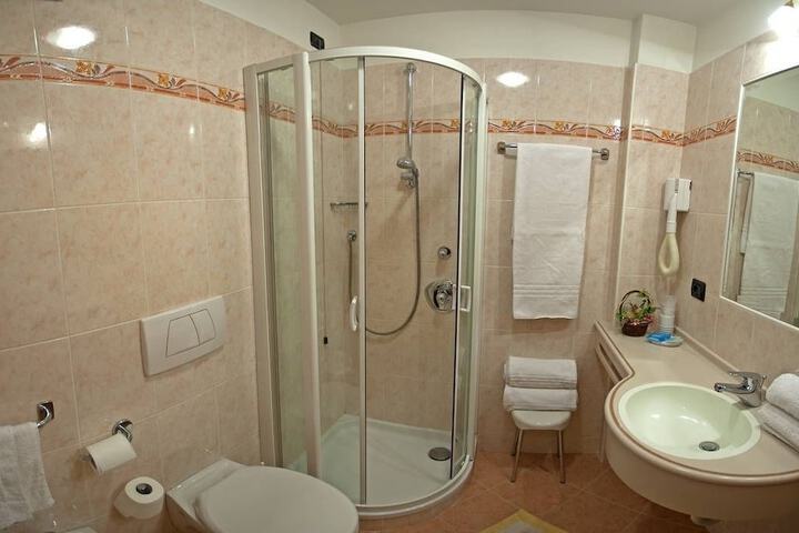 Room 12 of 16