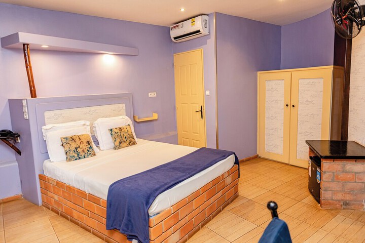 Room 8 of 49
