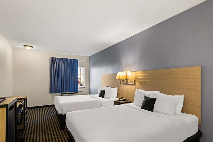 1 Queen Bed (6 of 9)