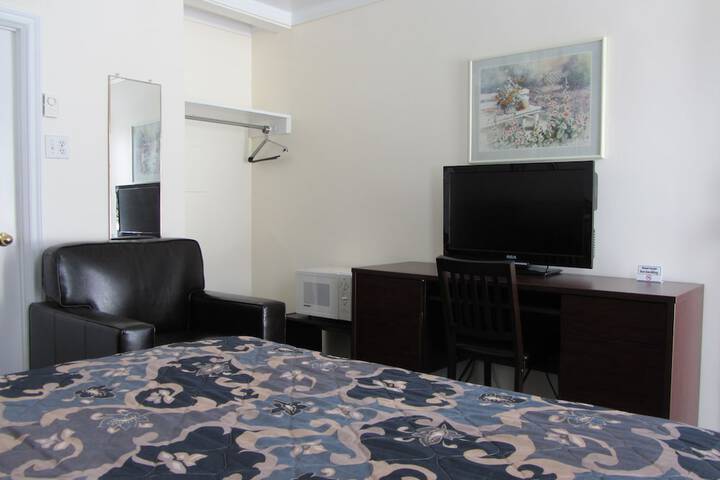 Room 13 of 33