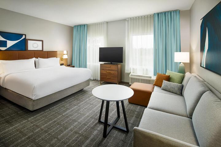 Studio Accessible King Size Bed (4 of 11)