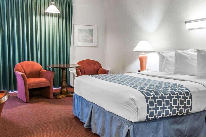 1 King Bed (3 of 10)