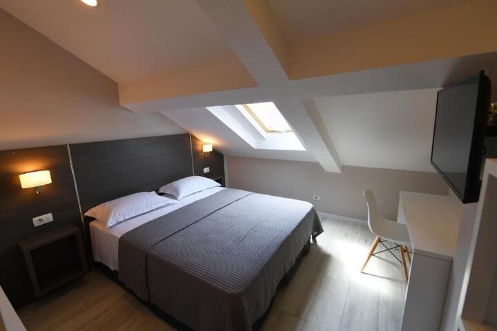Room 13 of 33
