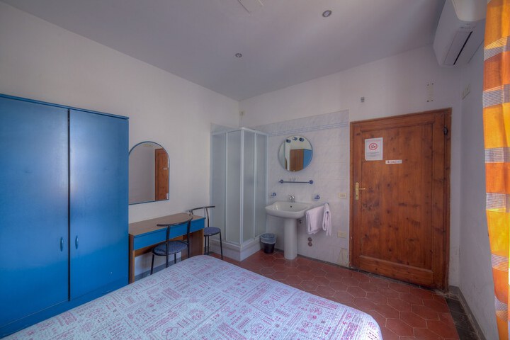 Room 8 of 48