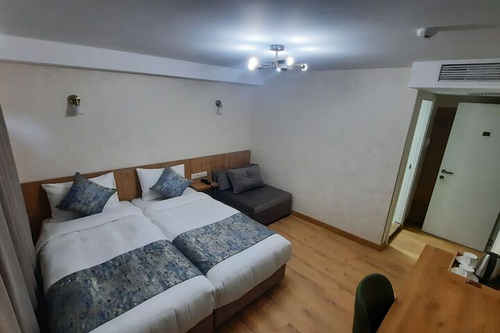 Room 8 of 71