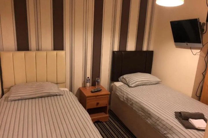 Room 7 of 8