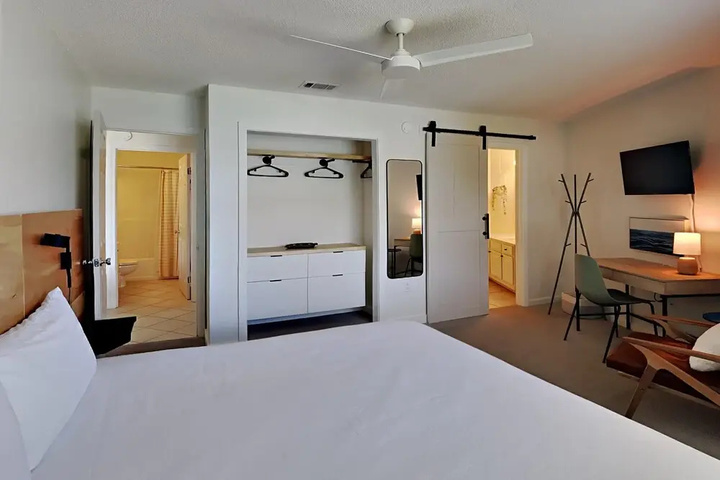 Room 6 of 18