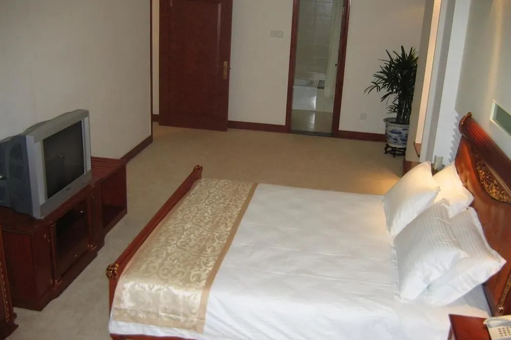Room 6 of 12