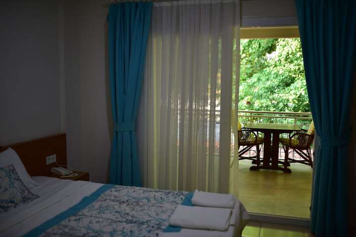 Room 4 of 33