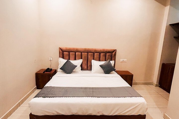 Room 4 of 8