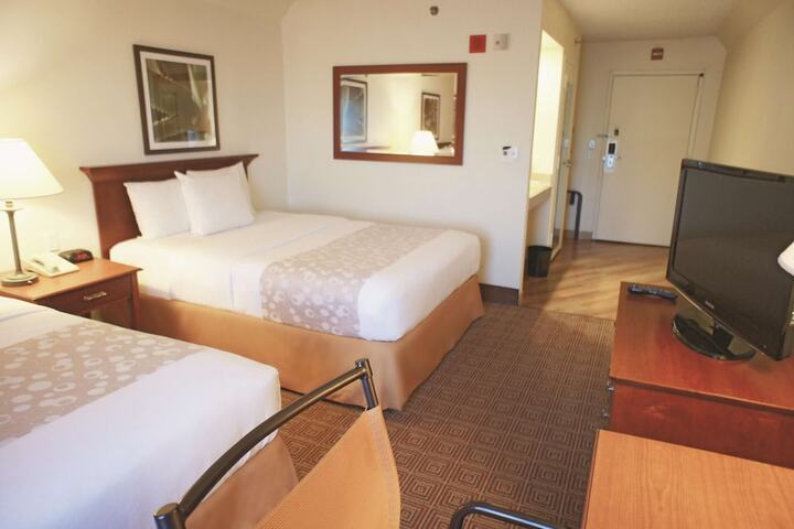 1 Queen Bed (2 of 19)