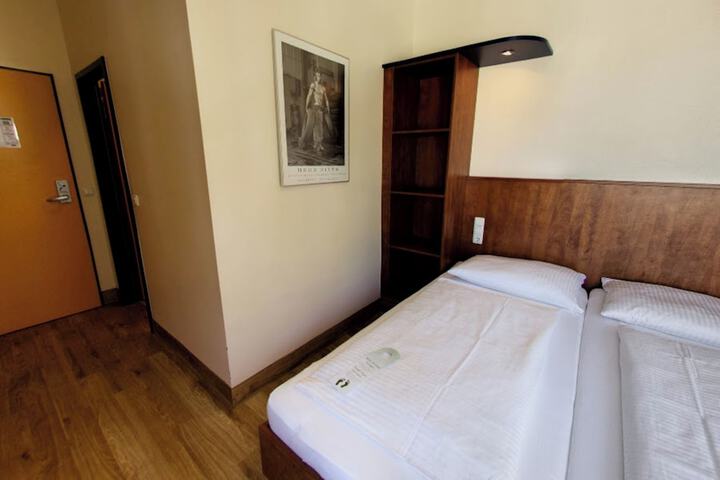 Room 11 of 31