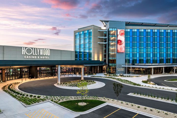 Exterior of Hollywood Casino Aurora