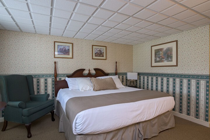 1 Queen Bed (5 of 17)