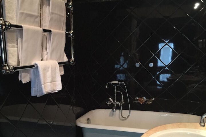Deep soaking bathtub