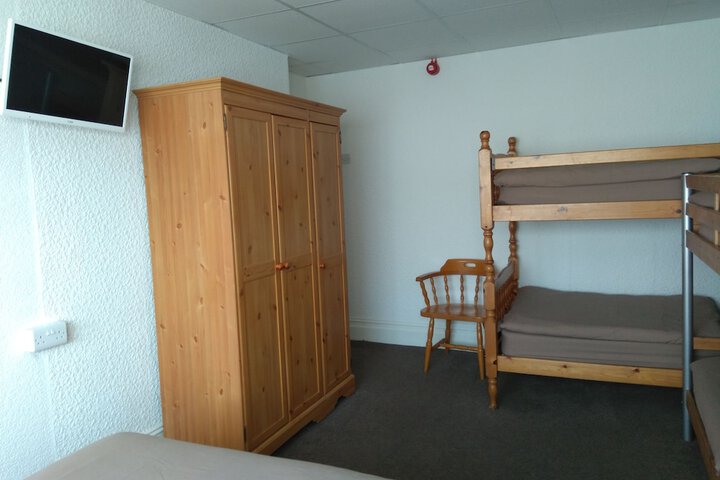 Room 4 of 102