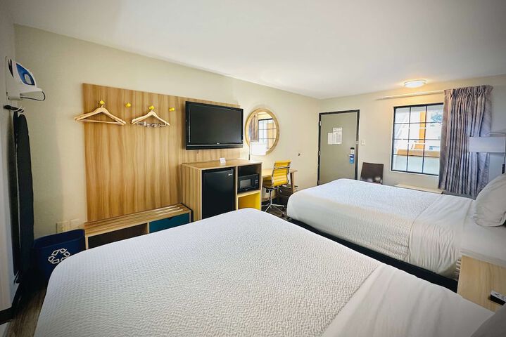 2 Queen Beds (16 of 17)