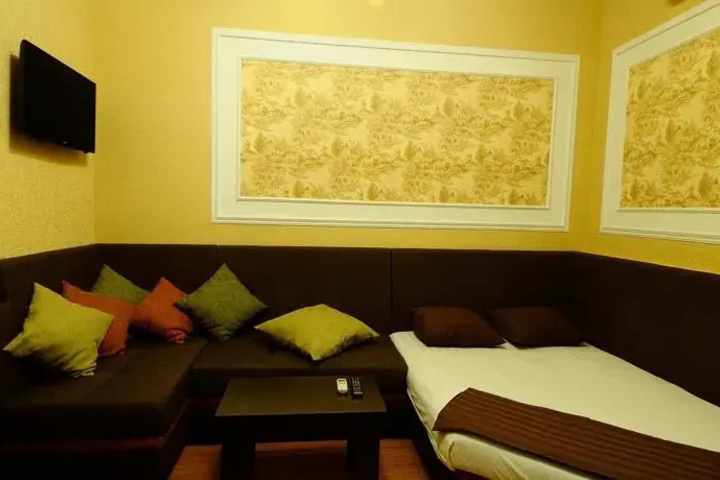 Room 6 of 9