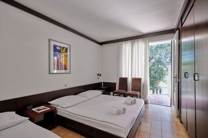 Room 10 of 32