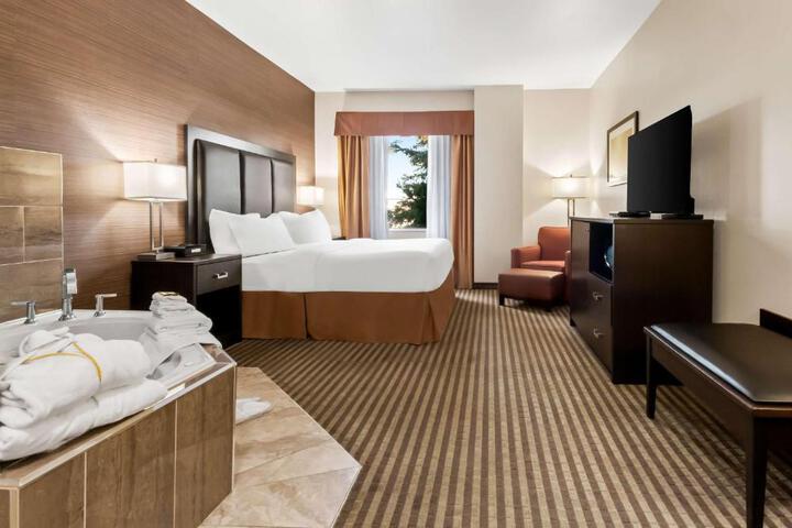 Suite 1 King Bed Sofa Bed Work Desk Microwave and Refrigerator WiFi Full Breakfast (15 of 19)