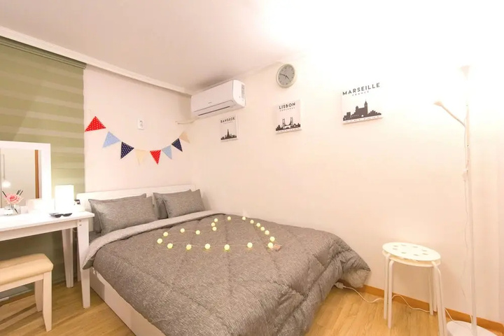 Room 5 of 16