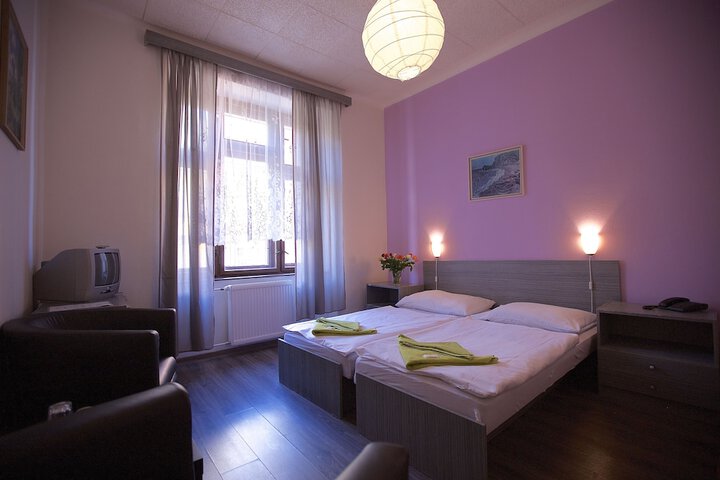 Room 6 of 33