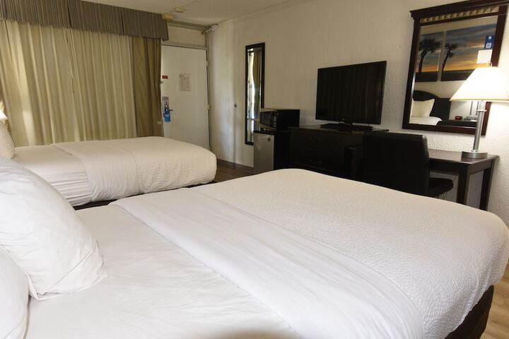 2 Double Beds (17 of 30)