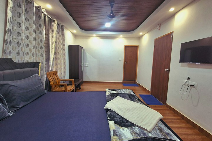 Room 4 of 28
