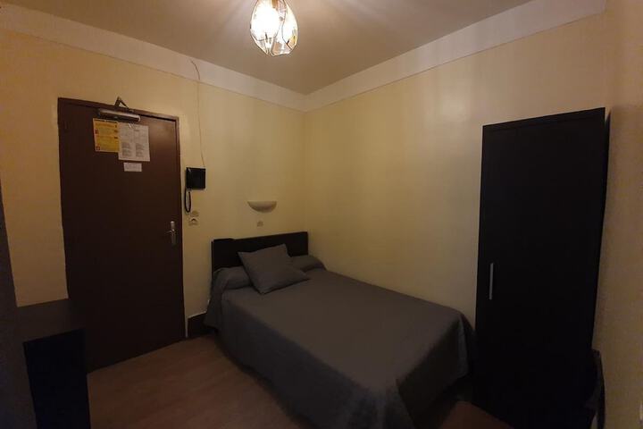Room 9 of 11