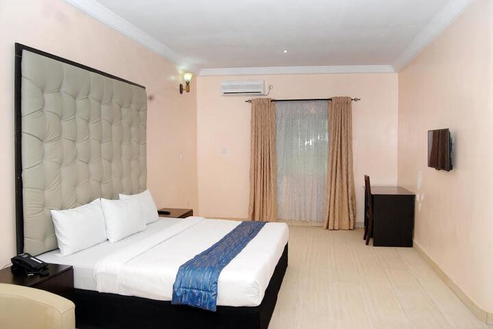 Room 6 of 28